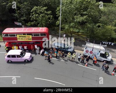 I residenti di Uxbridge e Hiliingdon organizzano una dimostrazione per protestare contro la proposta di estensione della zona ULEZ di Sadiq Khan. Immagine scattata il 9 luglio 2023 Foto Stock