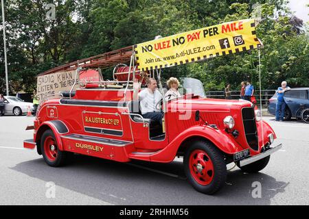 [CAR Model identified] i residenti di Uxbridge e Hiliingdon organizzano una dimostrazione per protestare contro la proposta di estensione della zona ULEZ di Sadiq Khan. PIC Foto Stock