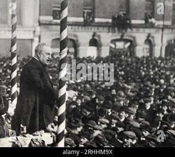 Una fotografia dell'inizio del XX secolo di John Redmond, (1856-1918), leader del Partito parlamentare irlandese (comunemente chiamato Partito nazionalista irlandese, o Partito nazionalista irlandese). Visto nella foto che si rivolge a un incontro a Dublino nel 1912, in cui spera per l'Home Rule in Irlanda. Foto Stock