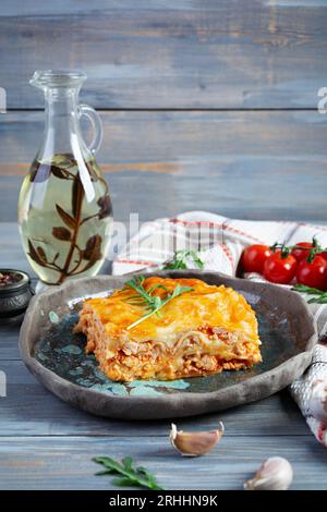 Lasagne di carne con salsa alla bolognese e salsa di besciamella. Lasagne classiche Foto Stock