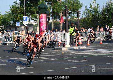 Parigi, Francia. 16 agosto 2023. Paris 2024 tiene un evento di triathlon femminile il 17 agosto 2023 a Parigi per testare una serie di programmi come le operazioni sportive, un anno prima dei Giochi olimpici e paraolimpici di Parigi 2024. Il campo, progettato da Paris 2024 in collaborazione con World Triathlon, è spettacolare e monumentale. Gli atleti si faranno strada attraverso il cuore di Parigi, passando per alcuni dei monumenti più belli della capitale. Le atlete donne vanno in bicicletta. Foto di Tomas Stevens/ABACAPRESS.COM credito: Abaca Press/Alamy Live News Foto Stock