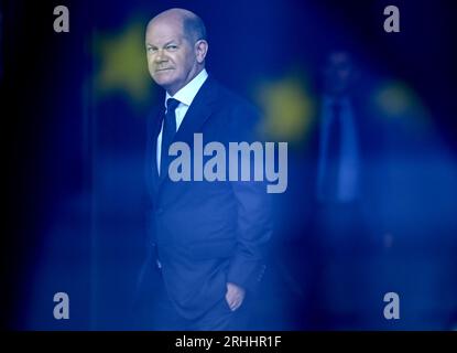 Berlino, Germania. 16 agosto 2023. Il cancelliere tedesco Olaf Scholz (SPD) attende il primo ministro danese. Crediti: Britta Pedersen/dpa/Alamy Live News Foto Stock