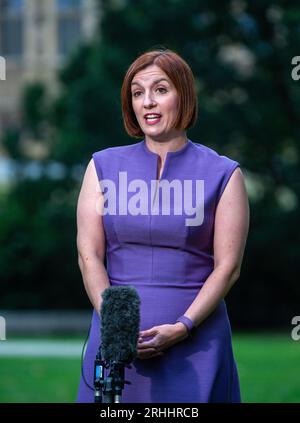 Londra, Regno Unito. 17 agosto 2023. Bridget Phillipson, Segretario di Stato ombra per l'istruzione, è vista a Westminster durante il turno mattutino dei media. Credito: Tayfun salci / Alamy Live News Foto Stock