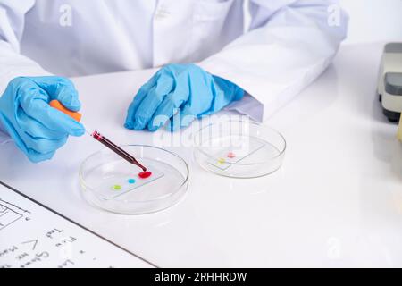 Uno scienziato sta lavorando in un laboratorio Foto Stock