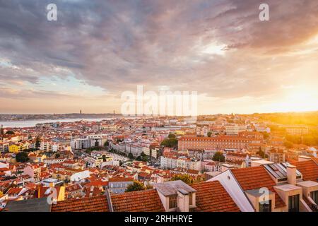 Vista al tramonto di Lisbona dal punto di osservazione Miradouro da Senhora do Monte. Lisbona, Portogallo Foto Stock