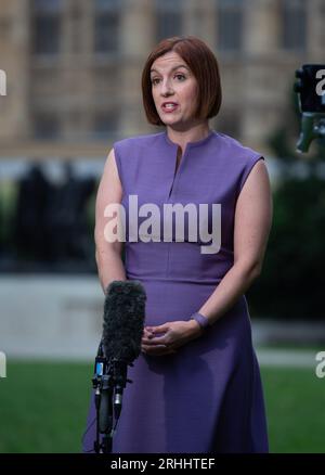 Londra, Inghilterra, Regno Unito. 17 agosto 2023. BRIDGET PHILLIPSON, Segretario di Stato ombra per l'istruzione, è vista a Westminster durante il turno mattutino dei media. (Immagine di credito: © Tayfun salci/ZUMA Press Wire) SOLO USO EDITORIALE! Non per USO commerciale! Foto Stock