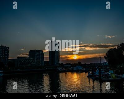 Nijmegen, Paesi Bassi. 14 agosto 2023. Una vista degli ultimi raggi di luce dopo il tramonto. Dopo diverse settimane modificabili, i Paesi Bassi possono aspettarsi il tempo estivo a partire da questa settimana. Le temperature sono aumentate con molto spazio per il sole. Nei giorni successivi, rimarrà per lo più asciutto e il sole splenderà ampiamente, in modo da poter prevedere temperature comprese tra 22 e 28 gradi. (Foto di Ana Fernandez/SOPA Images/Sipa USA) credito: SIPA USA/Alamy Live News Foto Stock