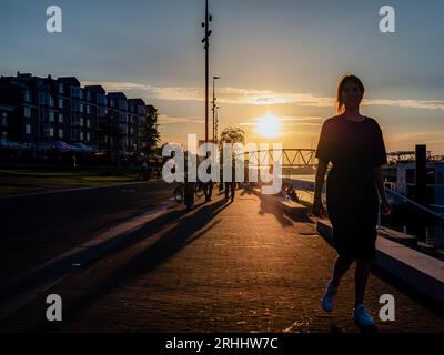 Nijmegen, Paesi Bassi. 14 agosto 2023. Le persone si godono le temperature calde durante il tramonto. Dopo diverse settimane modificabili, i Paesi Bassi possono aspettarsi il tempo estivo a partire da questa settimana. Le temperature sono aumentate con molto spazio per il sole. Nei giorni successivi, rimarrà per lo più asciutto e il sole splenderà ampiamente, in modo da poter prevedere temperature comprese tra 22 e 28 gradi. (Foto di Ana Fernandez/SOPA Images/Sipa USA) credito: SIPA USA/Alamy Live News Foto Stock