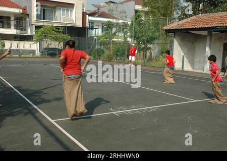 Giacarta - 17 agosto 2023: Gara di Sack Race in celebrazione del 78° giorno dell'indipendenza indonesiana Foto Stock