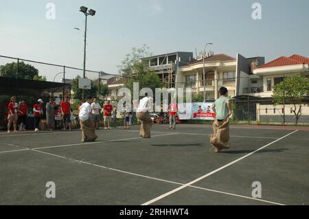 Giacarta - 17 agosto 2023: Gara di Sack Race in celebrazione del 78° giorno dell'indipendenza indonesiana Foto Stock