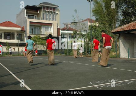 Giacarta - 17 agosto 2023: Gara di Sack Race in celebrazione del 78° giorno dell'indipendenza indonesiana Foto Stock