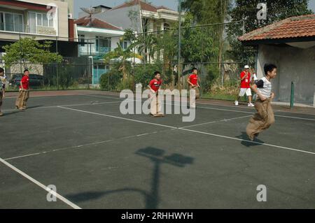 Giacarta - 17 agosto 2023: Gara di Sack Race in celebrazione del 78° giorno dell'indipendenza indonesiana Foto Stock