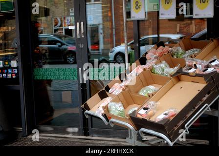 Kastrup/Copenhagen/Danimarca/17 agosto 2023/prezzo elevato dei prodotti alimentari e acquisto di generi alimentari dal negozio di alimentari di Kastrup . (Foto: Francis Joseph Dean/Dean Pictures) Foto Stock
