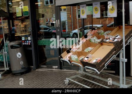 Kastrup/Copenhagen/Danimarca/17 agosto 2023/prezzo elevato dei prodotti alimentari e acquisto di generi alimentari dal negozio di alimentari di Kastrup . (Foto: Francis Joseph Dean/Dean Pictures) Foto Stock