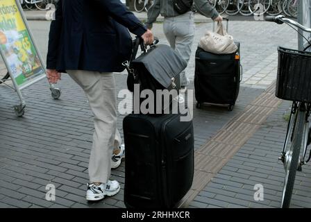 Copenaghen/Danimarca/ 17 agosto 2023/viaggiatori con i loro lougages nella capitale danese e sulla stazione dei treni principali a Copenaghen Danimarca. (Foto: Francis Joseph Dean/Dean Pictures) Foto Stock