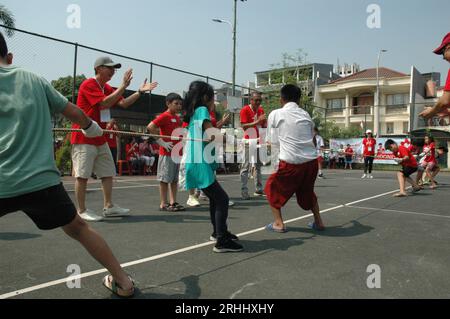 Giacarta - 17 agosto 2023: Concorso Tug of War in celebrazione del 78° giorno dell'indipendenza indonesiana Foto Stock