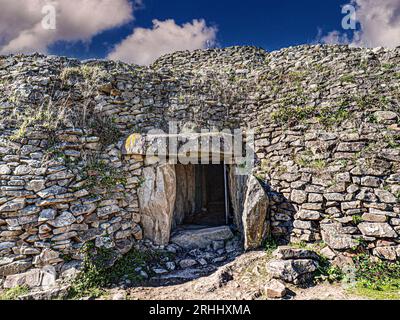 ESTERNO DI CAIRN DE GAVRINIS, cairn preistorico, grotta, dolmen, tomba in pietra secca, con rinomate incisioni simboliche e misteriose dell'età della pietra. Brittany France Foto Stock