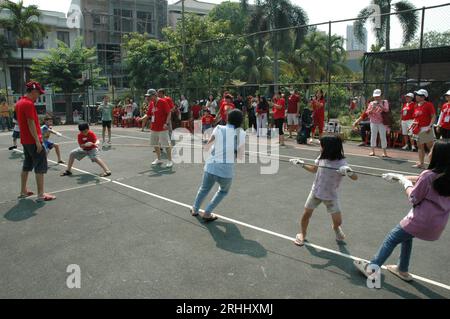 Giacarta - 17 agosto 2023: Concorso Tug of War in celebrazione del 78° giorno dell'indipendenza indonesiana Foto Stock