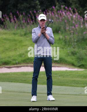 Tom McKibbin prepara un putt sul primo green durante il primo giorno dell'ISPS HANDA World Invitational al Galgorm Castle Golf Club nella contea di Antrim, Irlanda del Nord. Data foto: Giovedì 17 agosto 2023. Foto Stock
