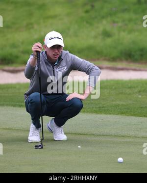 Tom McKibbin prepara un putt sul primo green durante il primo giorno dell'ISPS HANDA World Invitational al Galgorm Castle Golf Club nella contea di Antrim, Irlanda del Nord. Data foto: Giovedì 17 agosto 2023. Foto Stock