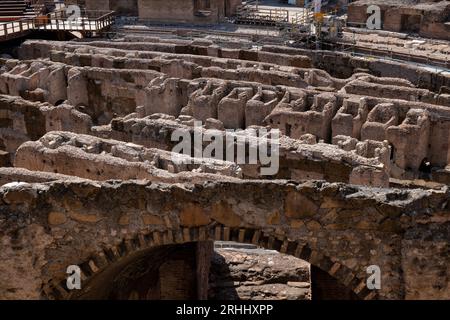 L'interno del Colosseo nella città di Roma, Italia. Antico stadio e rovine ipogee sotto l'arena dei gladiatori dell'Anfiteatro Flavio. Foto Stock