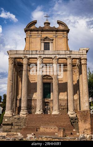 Tempio di Antonino e Faustina e San Lorenzo nella Chiesa di Miranda al Foro Romano di Roma Foto Stock