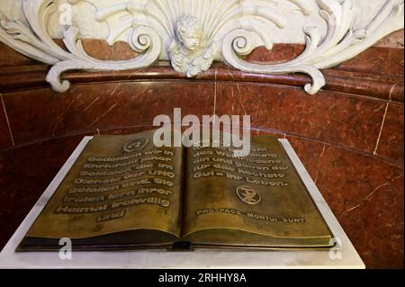 Vienna, Austria. 16 agosto 2023. Chiesa Collegiata di Santa Croce su Mariahilfer Strasse. Libro manichino con onore per i soldati caduti Foto Stock