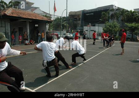 Giacarta - 17 agosto 2023: Concorso Tug of War in celebrazione del 78° giorno dell'indipendenza indonesiana Foto Stock