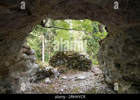 Migliaia di sacchi di cemento fossilizzati presso il deposito di materiali edili vicino al complesso Wlodarz del progetto Riese a Gluszyca, Polonia. Nel 1943 la Germania nazista Foto Stock