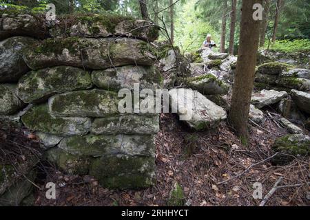 Migliaia di sacchi di cemento fossilizzati presso il deposito di materiali edili vicino al complesso Wlodarz del progetto Riese a Gluszyca, Polonia. Nel 1943 la Germania nazista Foto Stock