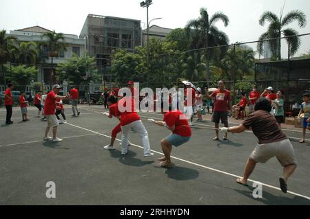 Giacarta - 17 agosto 2023: Concorso Tug of War in celebrazione del 78° giorno dell'indipendenza indonesiana Foto Stock