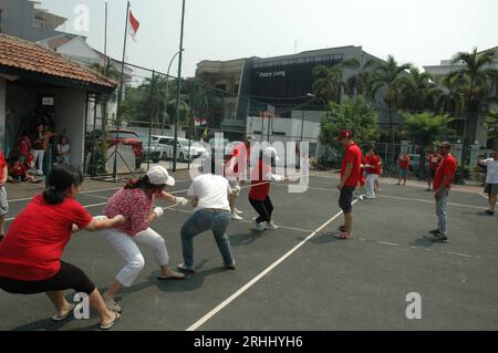 Giacarta - 17 agosto 2023: Concorso Tug of War in celebrazione del 78° giorno dell'indipendenza indonesiana Foto Stock