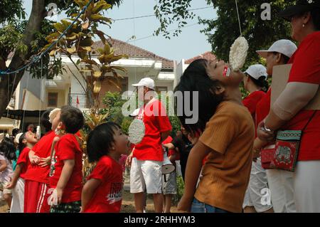 Giacarta - 17 agosto 2023: Cracker Eating Competition in celebrazione del 78° giorno dell'indipendenza indonesiana Foto Stock