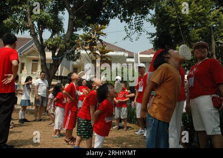 Giacarta - 17 agosto 2023: Cracker Eating Competition in celebrazione del 78° giorno dell'indipendenza indonesiana Foto Stock