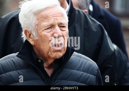 Oswiecim, Polonia. 18 aprile 2023. L'uomo d'affari americano Robert Kraft durante il marzo dei vivi nel campo di morte nazista-tedesco di Auschwitz-Birkenau Foto Stock