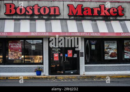 Fair Lawn, Stati Uniti. 16 agosto 2023. Vetrina del mercato di Boston con cartelli per gli ordini di stop-work. Lo Stato del New Jersey ha emesso un ordine di stop work per il Boston Market a Broadway a Fair Lawn, New Jersey, Stati Uniti e altre sedi in tutto lo Stato del New Jersey dopo che è stato scoperto che l'azienda deve più di 600.000 dollari di stipendi arretrati a 314 lavoratori in tutta l'azienda. Credito: SOPA Images Limited/Alamy Live News Foto Stock