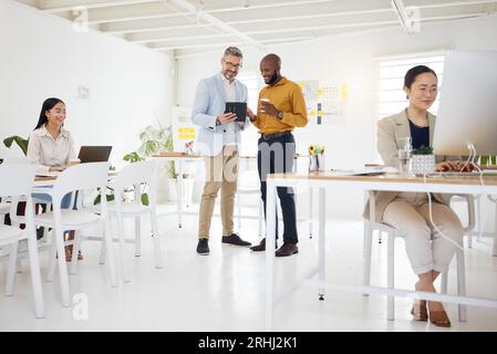 Uomini d'affari, tablet e partnership in discussione, pianificazione o pianificazione con CEO maturo per il progetto in fase di avvio. Persone aziendali, gruppi e lavoro di squadra Foto Stock