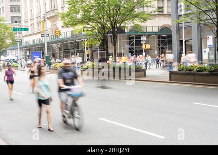 New York, NY, USA - 12 agosto 2023 - motociclisti e pedoni godono di Open Street Foto Stock