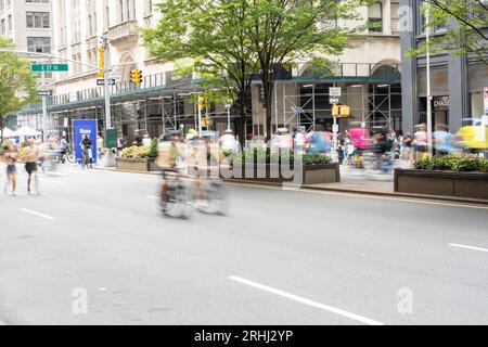 New York, NY, USA - 12 agosto 2023 - motociclisti e pedoni godono di Open Street Foto Stock