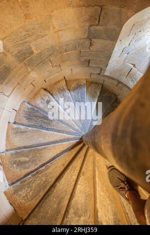 Beja, Portogallo - 27 luglio 2023: Scala a chiocciola del castello di Beja, Baixo Alentejo, Portogallo. Il monumento più emblematico della città Foto Stock