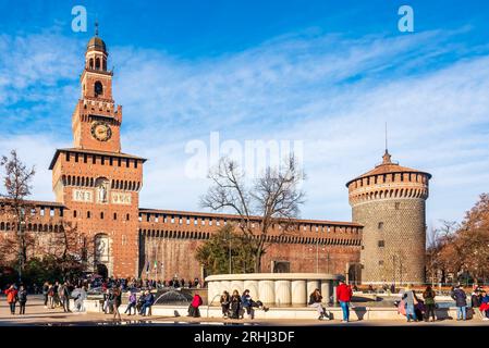 Milano, Italia - 5 gennaio 2023: Il Castello Sforzesco è una fortificazione medievale situata a Milano, costruita nel XV secolo. Oggi ospita molte delle città Foto Stock