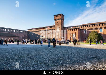 Milano - 5 gennaio 2023: Cortile delle armi, cortile interno del Castello Sforzesco di fronte alla Torre Bona e a porta Giovia Foto Stock