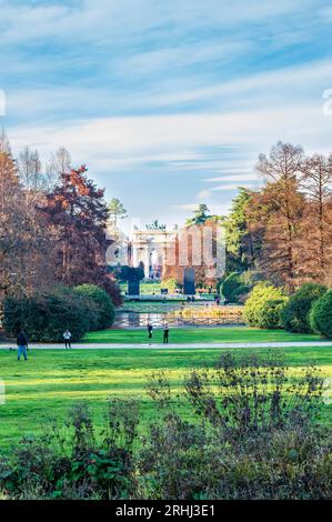 Milano, Italia - 5 gennaio 2023: Vista da Piazza del Cannone nel Castello Sforzesco verso il Parco del Simplon e l'Arco della Pace in lontananza Foto Stock