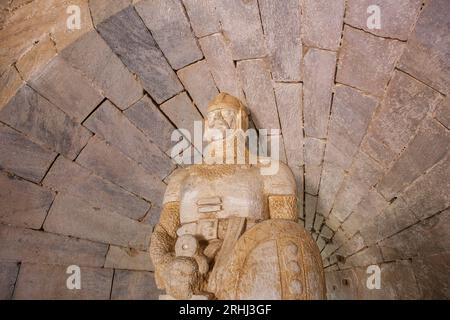 Beja, Portogallo - 27 luglio 2023: Statua di Goncalo Mendes da Maia, Castello di Beja. Il monumento più emblematico della città Foto Stock