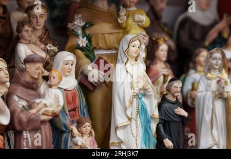 Figura della Santa Vergine Maria, madre di Gesù, con altre Sacre figure Foto Stock