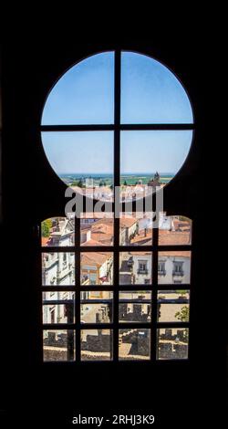 Beja, Portogallo - 27 luglio 2023: Finestra interna torre fortezza, Beja, Baixo Alentejo, Portogallo Foto Stock