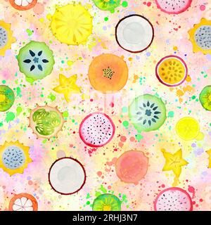 Motivo senza cuciture con esotiche fette di frutta tropicale. Illustrazione ad acquerello disegnata a mano su sfondo a colori macchiato. Luminoso ornamento estivo ad acquerello Foto Stock