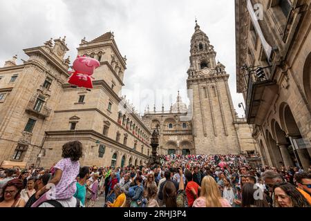 Santiago de Compostela, Spagna. La gente è affollata di fronte alla Torre Berenguela della Cattedrale Foto Stock