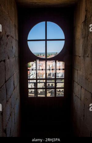 Beja, Portogallo - 27 luglio 2023: Finestra interna torre fortezza, Beja, Baixo Alentejo, Portogallo Foto Stock