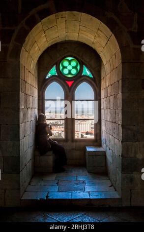 Beja, Portogallo - 27 luglio 2023: Visitatore seduto accanto alla panchina interna della fortezza. Castello di Beja, Baixo Alentejo, Portogallo Foto Stock